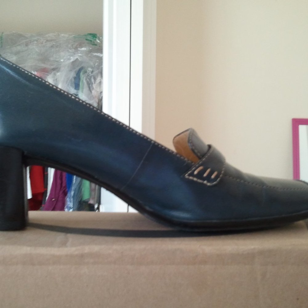 Liz Claiborne Navy 3" Leather Heel